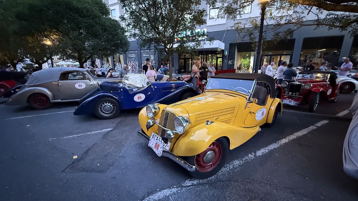 Imagini ca din perioada interbelică » Echipa GSP a participat la o cursă auto istorică: peste 100 de mașini de colecție