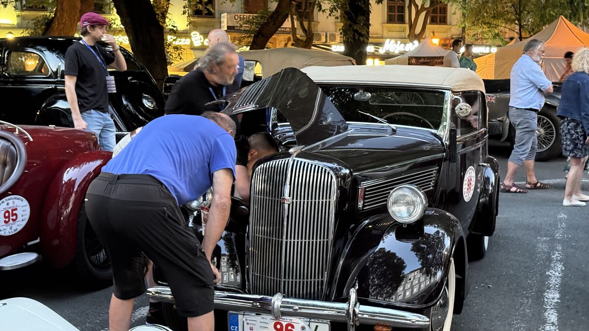 Imagini ca din perioada interbelică » Echipa GSP a participat la o cursă auto istorică: peste 100 de mașini de colecție