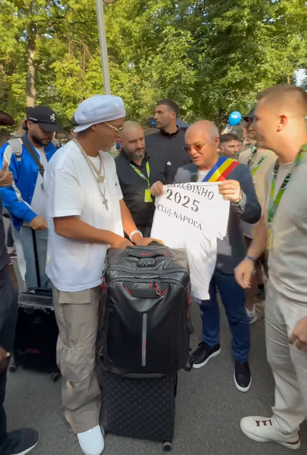 Ronaldinho a ajuns la Cluj și a fost așteptat de Emil Boc » Ce cadou i-a făcut primarul