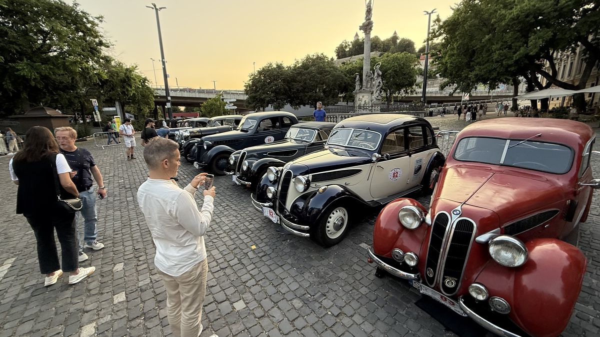 Imagini ca din perioada interbelică » Echipa GSP a participat la o cursă auto istorică: peste 100 de mașini de colecție