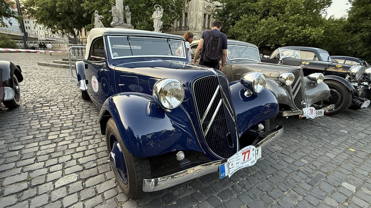 Imagini ca din perioada interbelică » Echipa GSP a participat la o cursă auto istorică: peste 100 de mașini de colecție