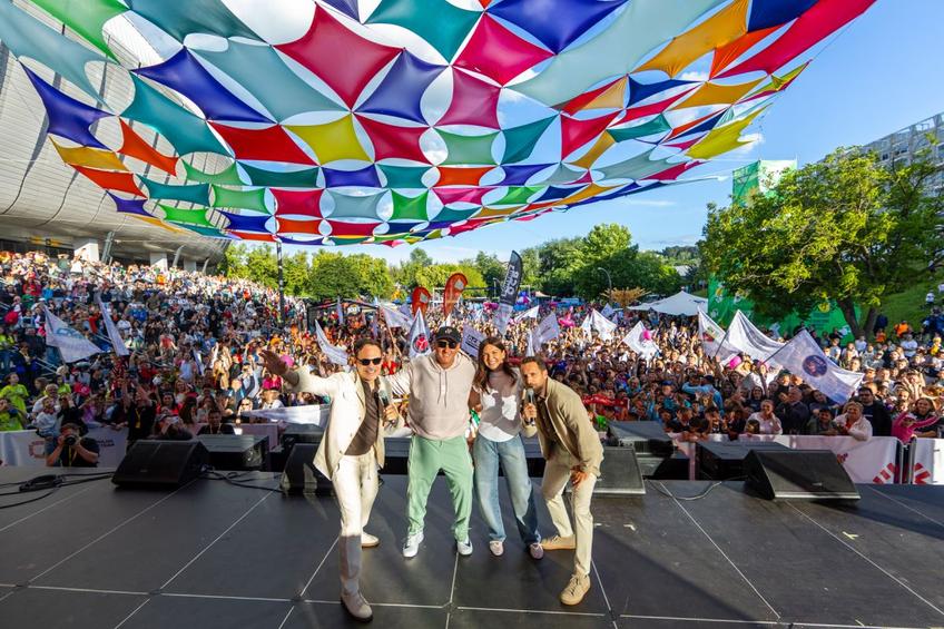 Simona Halep, alături de Răzvan și Dani, pe scena de la Sports Festival. În spate, mii de sportivi/Foto: Facebook (Sports Festival)