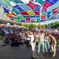 Simona Halep, alături de Răzvan și Dani, pe scena de la Sports Festival. În spate, mii de sportivi/Foto: Facebook (Sports Festival)