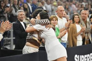 Discursul Simonei Halep nu se putea încheia într-un mod mai emoționant: „Vreau să rămâneți puțin în picioare!”