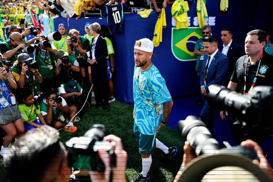 Neymar urmărește meciul de pe marginea terenului // FOTO: X Brazilia - Maroc » Ce GOL marchează Vincius! Cel mai frumos meci al Mondialului