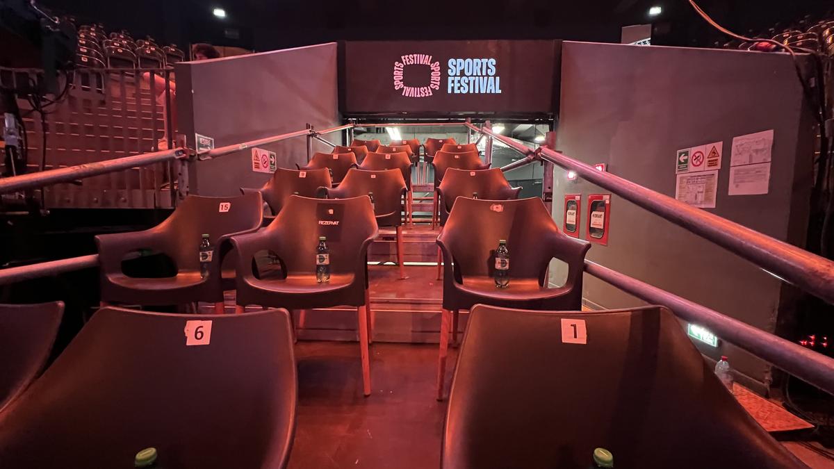 Bătaie de joc la Sports Festival: locurile de la masa presei, cedate VIP-urilor! Jurnaliștii, forțați să se descurce fără mese