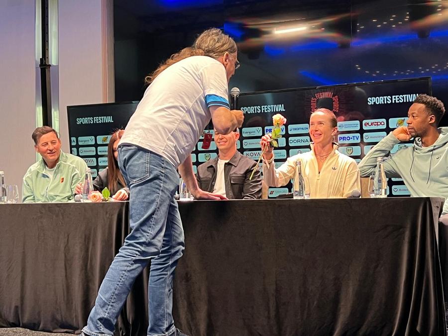 Simona Halep și Elina Svitolina au primit trandafiri din partea unui jurnalist/Foto: David Istrate (GSP.ro) Ziua cea mare pentru Simona Halep: evenimentul oficial de retragere! Conferință de presă cu Gael Monfils și Elina Svitolina