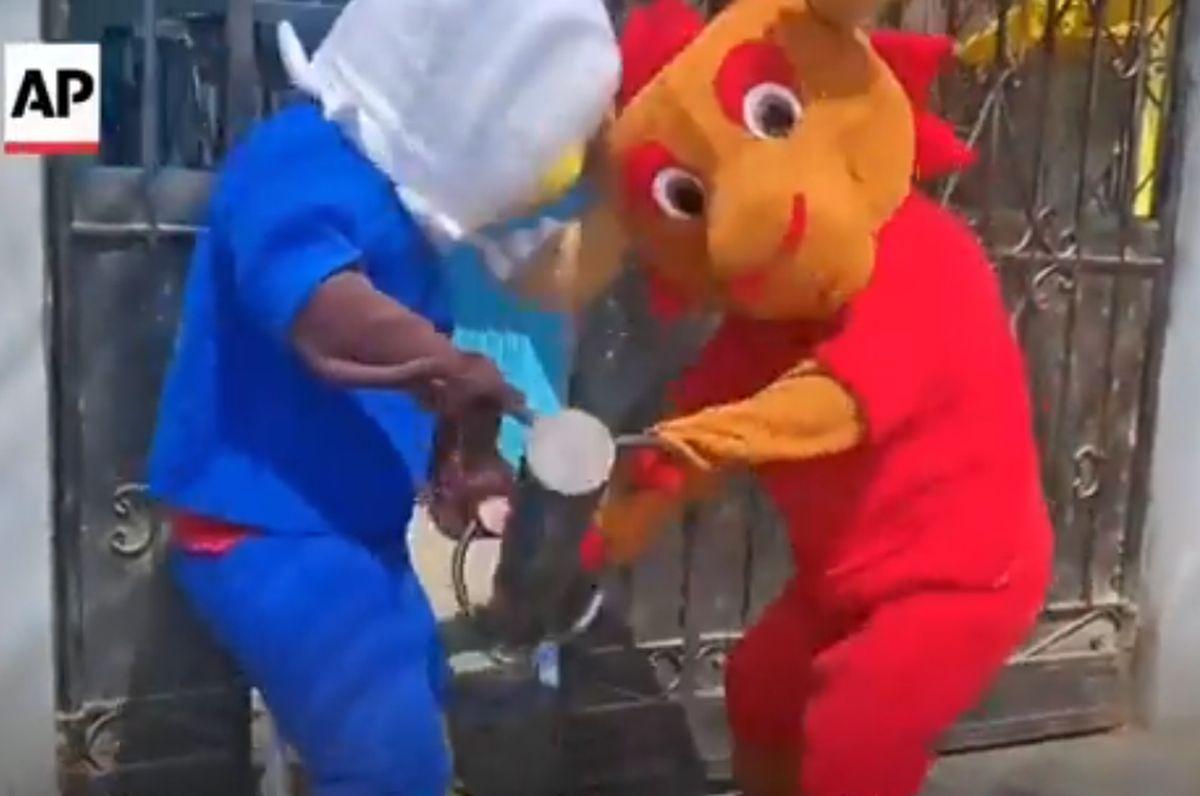 Polițiștii s-au costumat în mascotele Cupei Mondiale pentru a captura traficanți de droguri