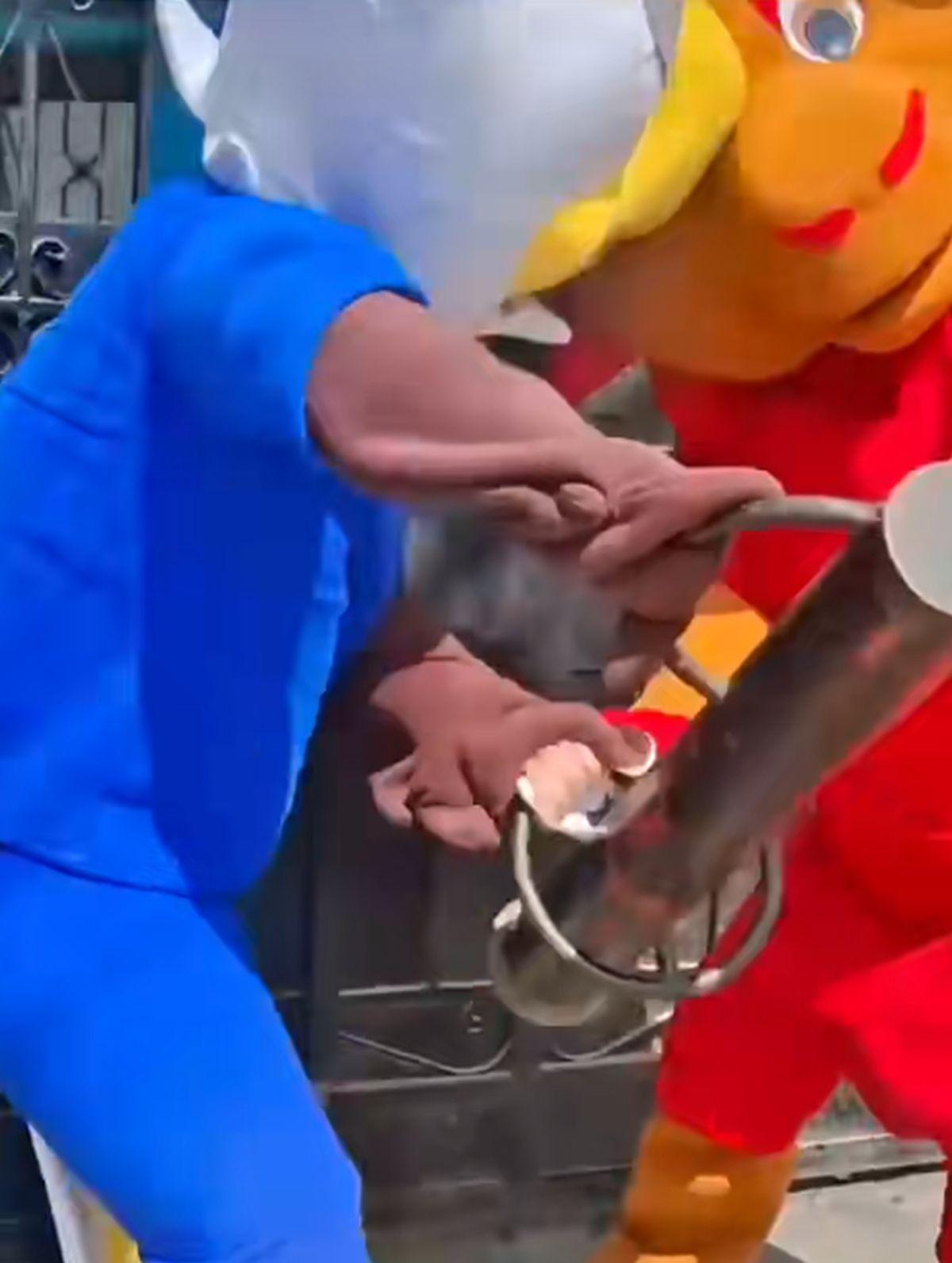 L-au săltat Maple și Clutch! Polițiștii s-au costumat în mascotele Cupei Mondiale pentru a captura un traficant de droguri