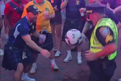 Polițistul care a făcut spectacol în fața fanilor scoțieni // Captură foto: X
