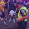 Polițistul care a făcut spectacol în fața fanilor scoțieni // Captură foto: X