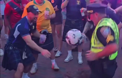 Bucuria Mondialului la întâlnirea dintre un polițist american și fanii scoțieni