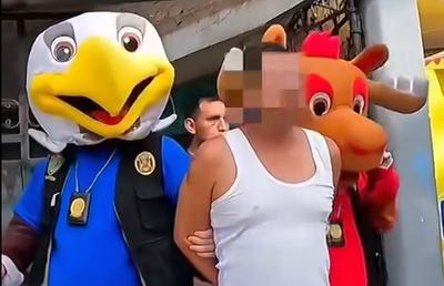 L-au săltat Maple și Clutch! Polițiștii s-au costumat în mascotele Cupei Mondiale pentru a captura un traficant de droguri