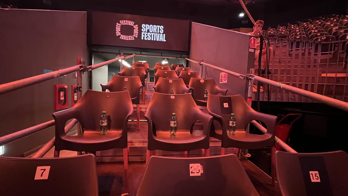 Bătaie de joc la Sports Festival: locurile de la masa presei, cedate VIP-urilor! Jurnaliștii, forțați să se descurce fără mese
