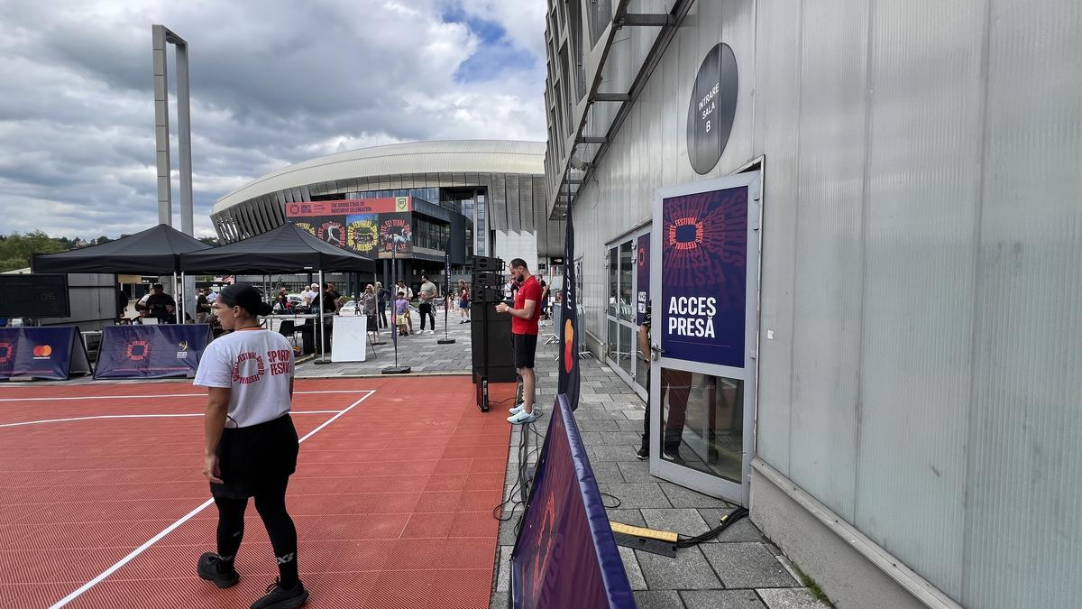 Bătaie de joc la Sports Festival: locurile de la masa presei, cedate VIP-urilor! Jurnaliștii, forțați să se descurce fără mese