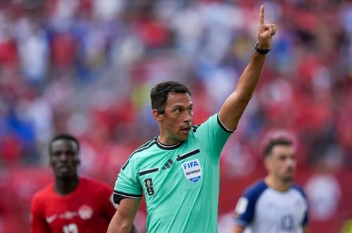 Argentinianul Facundo Tello e primul arbitru care a aplicat la CM 2026 regula de cinci secunde la repunerea de la margine / Foto: GettyImages