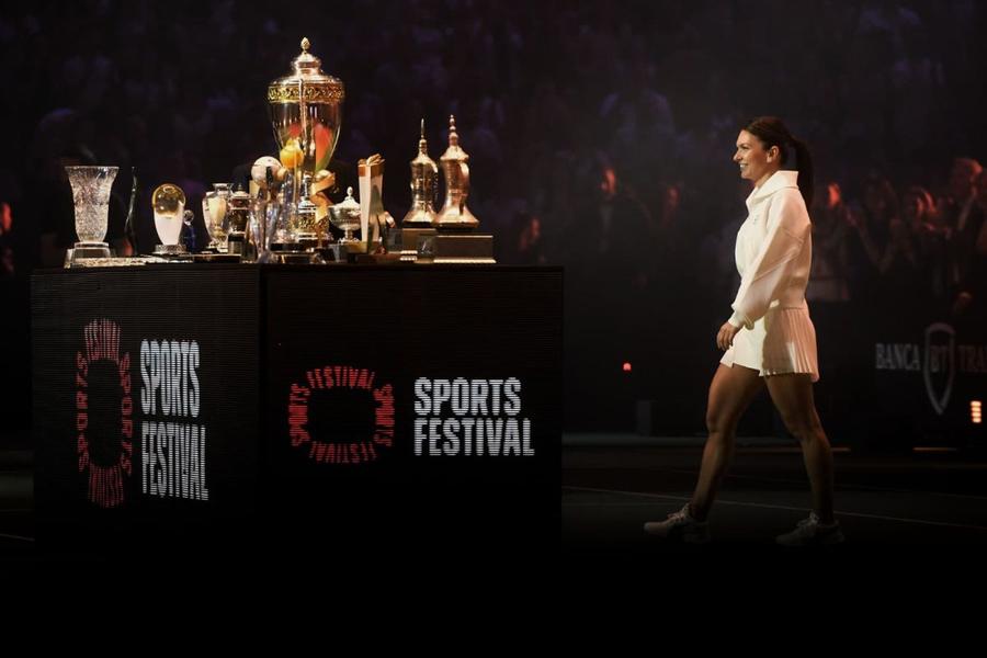 Simona Halep și trofeele sale/Foto: Cristi Preda (GSP.ro) Simona Halep s-a retras din tenis cu un spectacol grandios! Ultimul discurs al campioanei: „Mulțumesc familiei, care mi-a fost mereu alături”