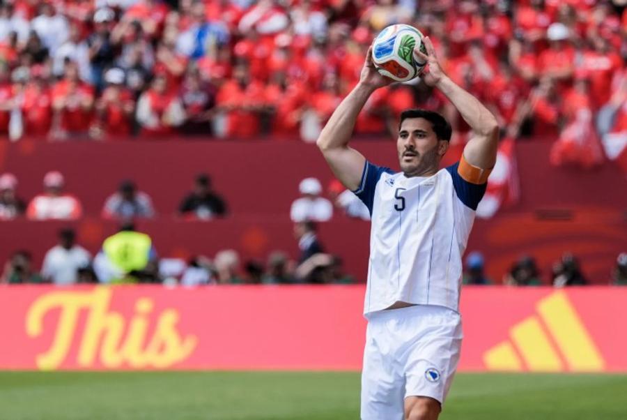 Sead Kiolasinac a depășit 5 secunde pentru a executa autul și mingea a fost pierdută de bosniaci / Foto: X Altă nouă regulă FIFA, aplicată în premieră la CM 2026! » Cum a fost sancționat Kolasinac în partida cu Canada