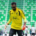 Arabia Saudită îi pregătește pe portari cu ochelari speciali // foto: X @Okaz_Sports