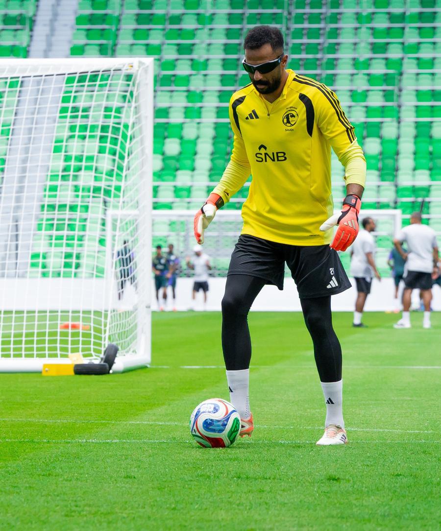Arabia Saudită îi pregătește pe portari cu ochelari speciali // foto: X @Okaz_Sports Naționala de la Mondial a investit în ochelari speciali pentru portari