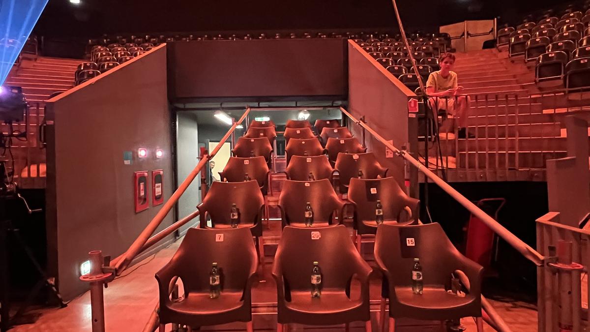 Bătaie de joc la Sports Festival: locurile de la masa presei, cedate VIP-urilor! Jurnaliștii, forțați să se descurce fără mese