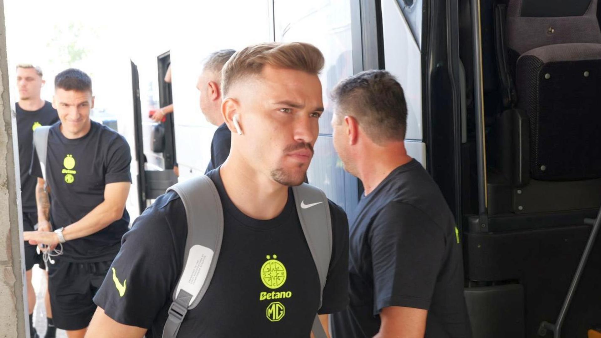 Darius Olaru în tricoul FCSB, pregătindu-se pentru vizita medicală înainte de transferul la Union Saint-Gilloise în Belgia. | sursa foto: Gazeta Sporturilor
