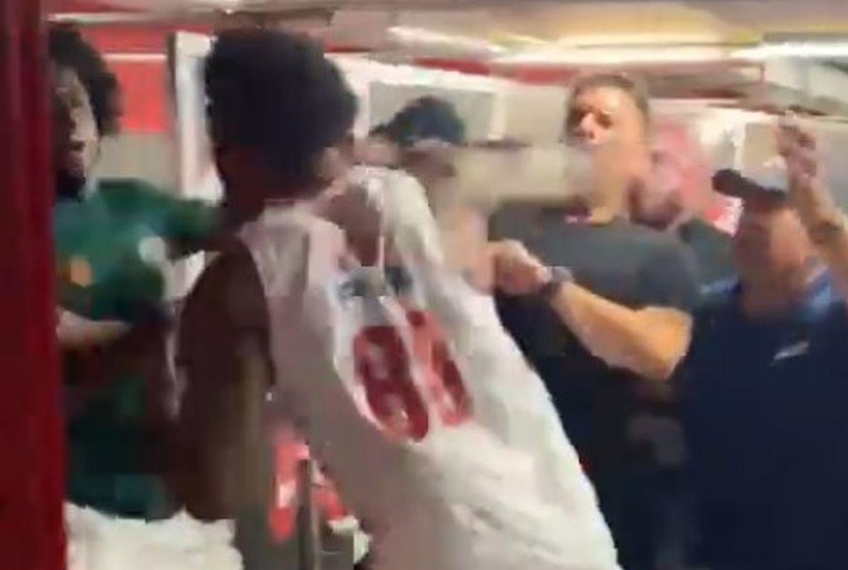 Poza pentru articolul Scene halucinante în Grecia, chiar sub ochii polițiștilor! Vedetele lui Olympiakos și Panathinaikos și-au împărțit pumni