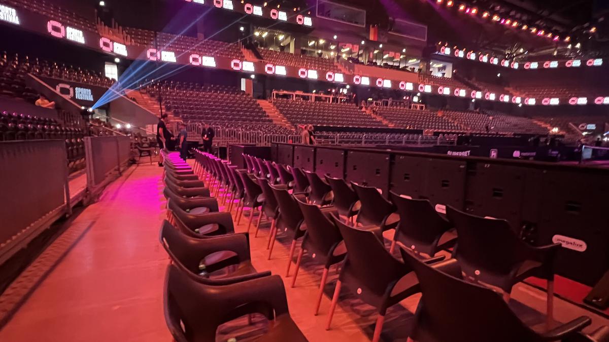 Bătaie de joc la Sports Festival: locurile de la masa presei, cedate VIP-urilor! Jurnaliștii, forțați să se descurce fără mese