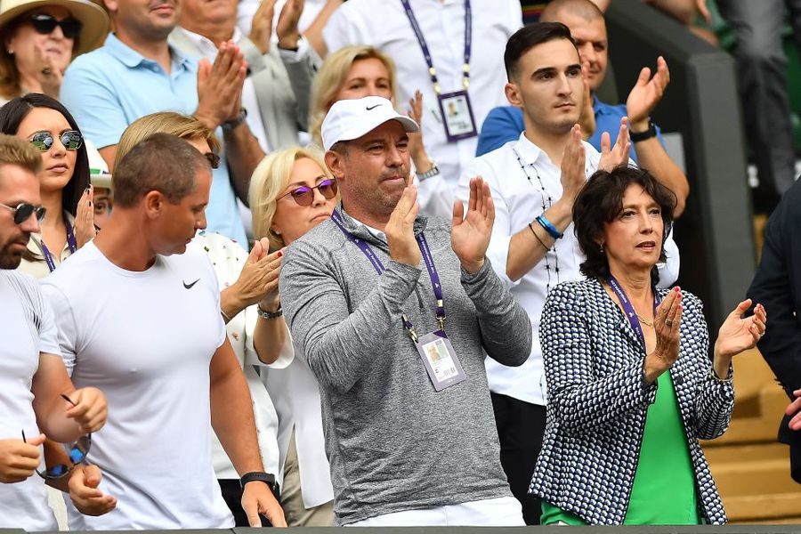 Daniel Dobre în tribună, aplaudând o reușită a Simonei Foto Raed Krishan Daniel Dobre rememorează momentele-cheie ale triumfului Simonei Halep la Wimbledon: „Am văzut ce înseamnă împlinirea”