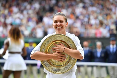 Simona Halep îmbrățișând fericită trofeul de la Wimbledon Foto Raed Krishan