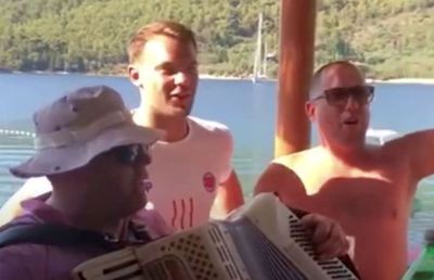 VIDEO Scandal cu Manuel Neuer » A fost filmat cântând un cântec nazist!