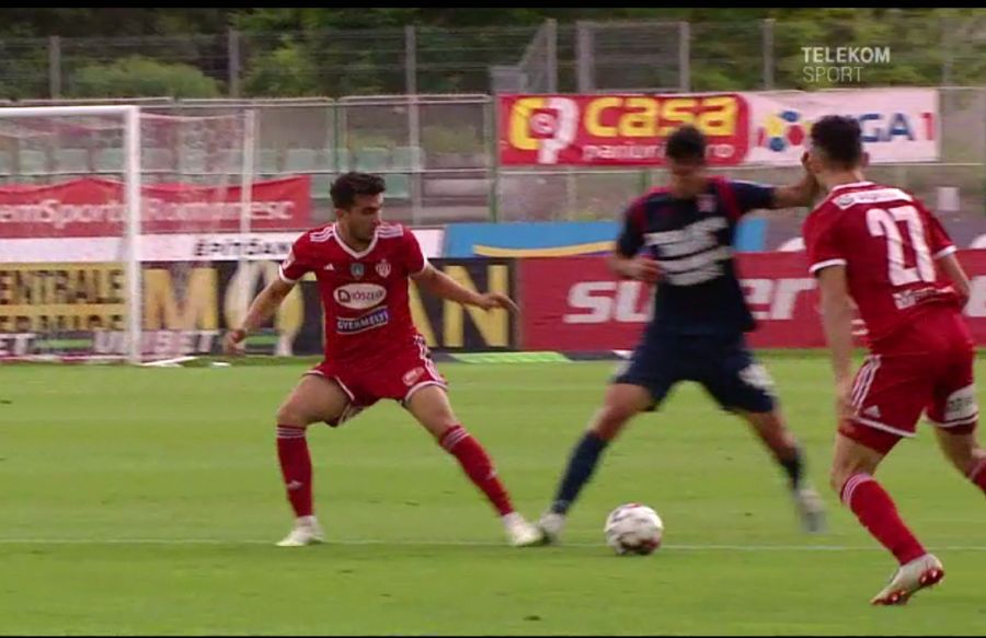 Faultul pentru care Ivancic, în dreapta, vede al doilea cartonaș galben SEPSI - CHINDIA 2-0. Ion Crăciunescu și Ilie Dumitrescu îl fac praf pe arbitrul Colțescu: „Băieții ăștia nu urmăresc alte competiții?!”