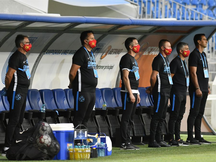 Pe bancă, secundul Abăluță n-a stat lângă Bogdan Vintilă, ci în dreapta antrenorului principal a luat loc Gigi Becali, prin intermediul rudei sale, Marius Ianuli
