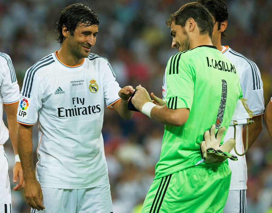 Raul, stânga, și Iker Casillas în tricoul lui Real Madrid, foto: Guliver/gettyimages Scandal imens la Real Madrid » Florentino Perez, afirmații șocante: „Casillas și Raul sunt cei mai mari escroci!”