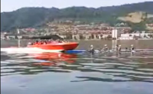 Un caiac în care se aflau patru tineri sportivi a fost lovit în plin de o barcă cu motor, astăzi, pe Dunăre, la Orșova.