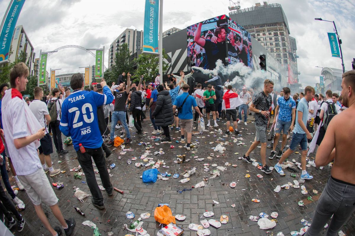 UEFA ia măsuri după incidentele de la EURO » Amendă pentru englezi + 4 capete de acuzare!