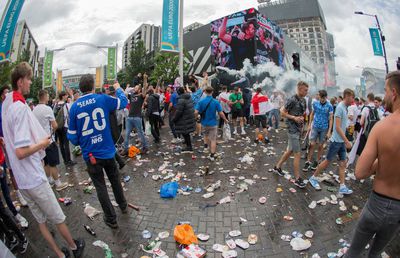 UEFA ia măsuri după incidentele de la EURO » Amendă pentru englezi + 4 capete de acuzare!