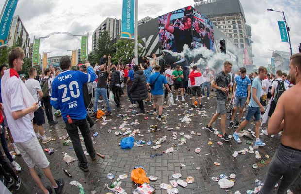 UEFA ia măsuri după incidentele de la EURO » Amendă pentru englezi + 4 capete de acuzare!