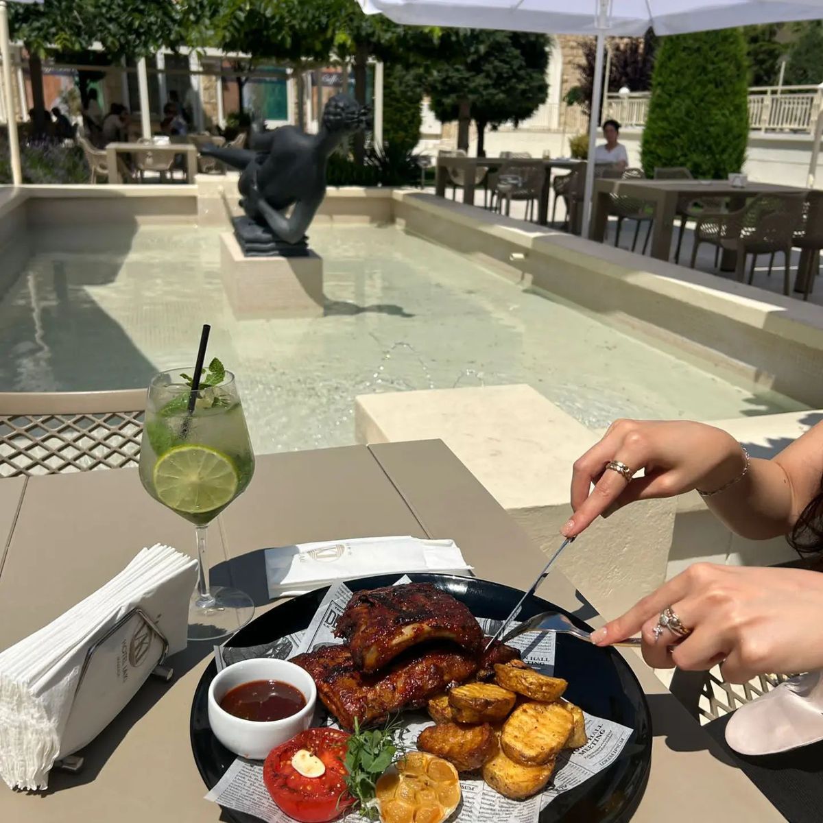 Cât costă o noapte de cazare în hotelul lui Gică Hagi din Mamaia, în plin sezon estival