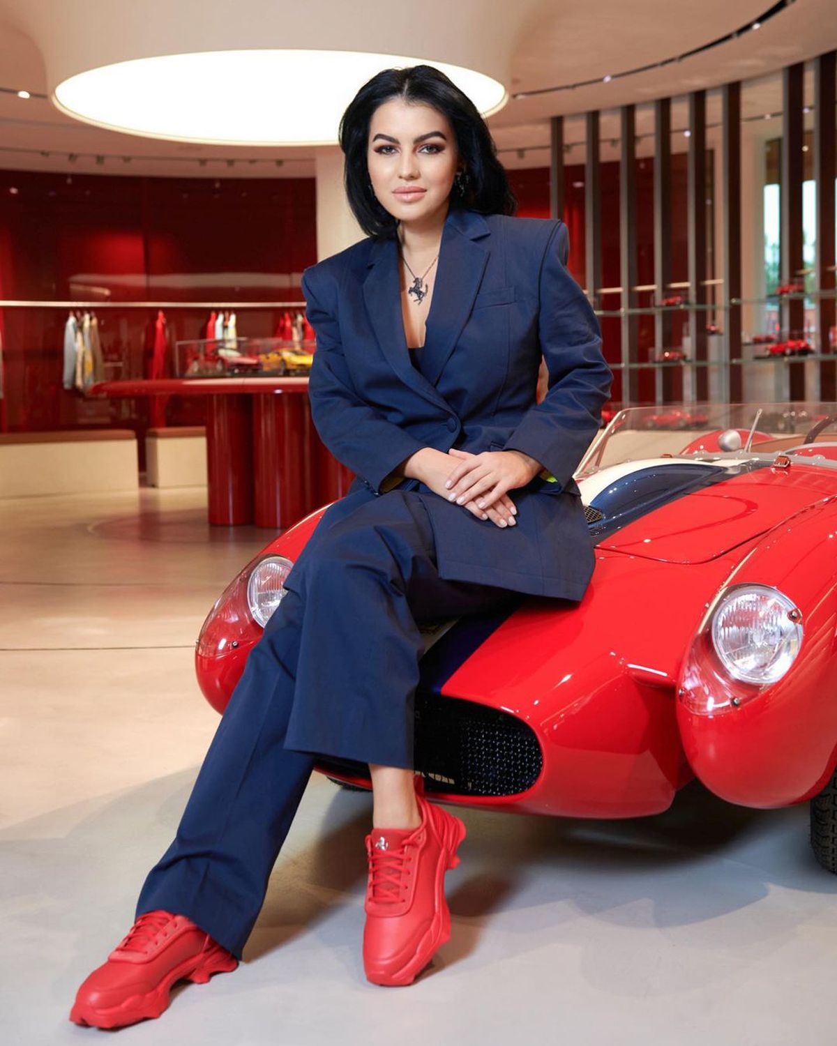 Soția româncă a moștenitorului Ferrari a făcut furori la prima cursă de Formula 1! Cum au surprins-o fotoreporterii in Bahrain