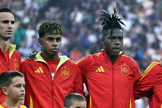 Nico Williams, la intonarea imnului Spaniei, alături de Lamine Yamal / Foto: Imago