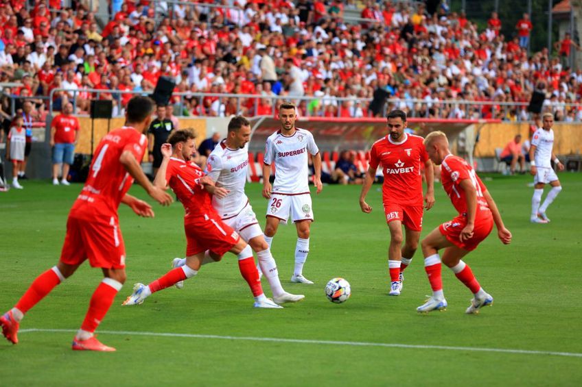 UTA Arad și Rapid au remizat cu scorul de 1-1 în etapa inaugurală a noului sezon de Superliga. Chiar dacă giuleștenii au deschis scorul prin Braun, echipa lui Mircea Rednic a egalat prin golul marcat de Cîmpanu, aflat la debut.