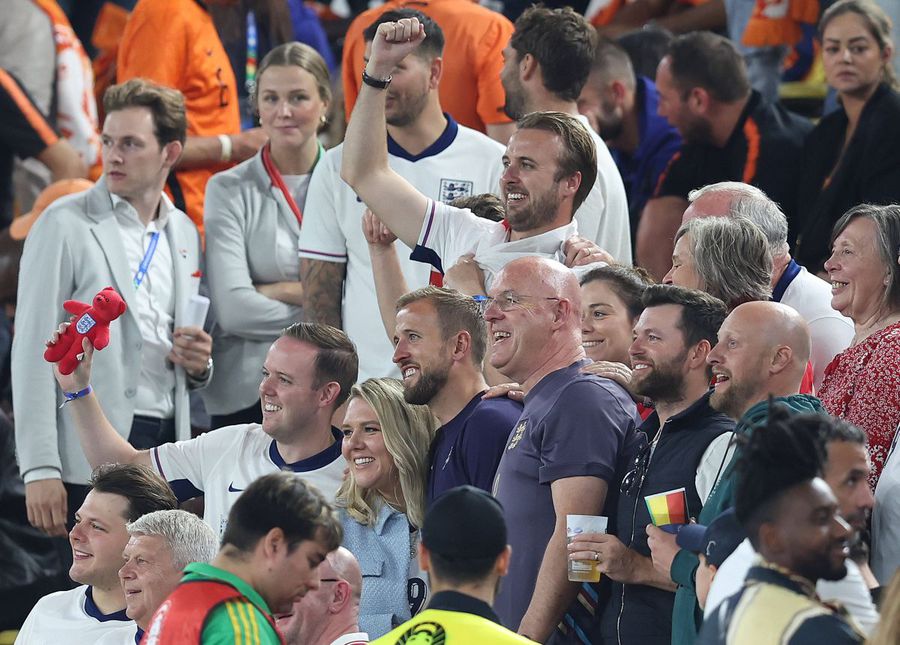 Harry Kane, în mijlocul familiei și al fanilor englezi după calificarea în dauna Germaniei din semifinale / Foto: Imago 100 de ace pentru titlul visat în Anglia de 21.169 de zile! Suferința perpetuă a căpitanului Harry Kane, care s-a săturat să aștepte primul trofeu din carieră!