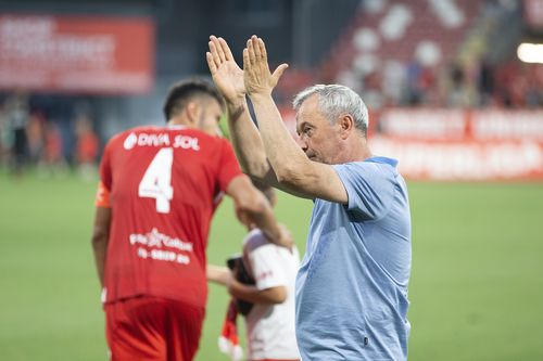 Mircea Rednic salută galeria rapidistă FOTO: Ionuț Iordache (GSP)