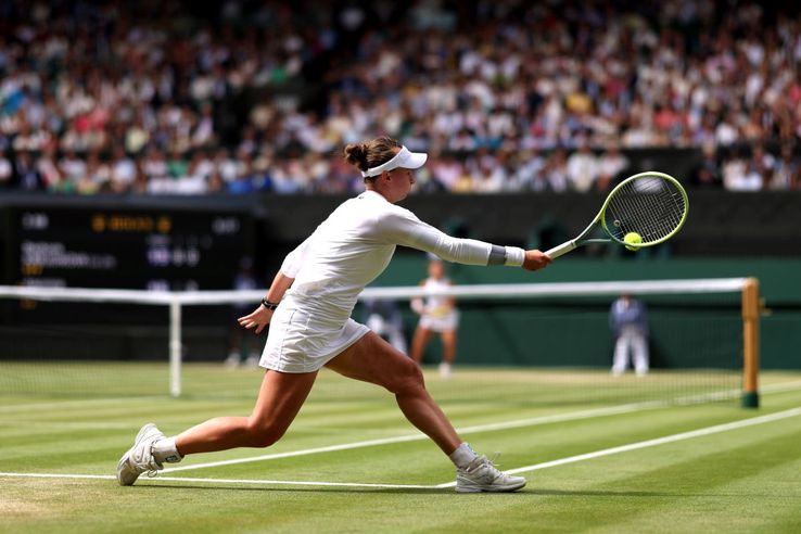 Barbora Krejcikova în acțiune în finala de la Wimbledon 2024 Foto: Guliver/GettyImages