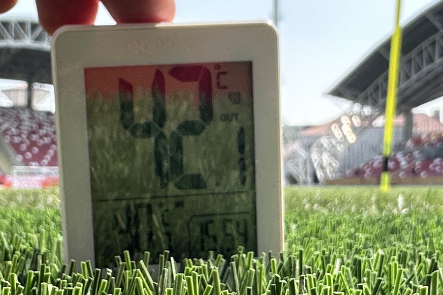 Temperatura la nivelului gazonului la ora 16:00, la Arad „Efectul” Arafat: câți oameni sunt așteptați la UTA – Rapid » Imagine incredibilă de la reporterul GSP: cât arată termometrul pus direct pe gazon