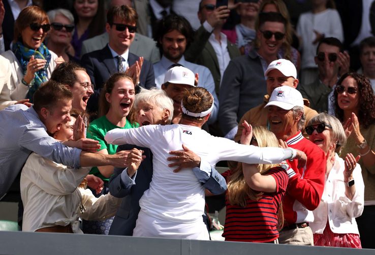 Barbora Krejcikova, îmbrățișată de apropiații săi - finala feminină de la Wimbledon 2024 Foto: Guliver/GettyImages