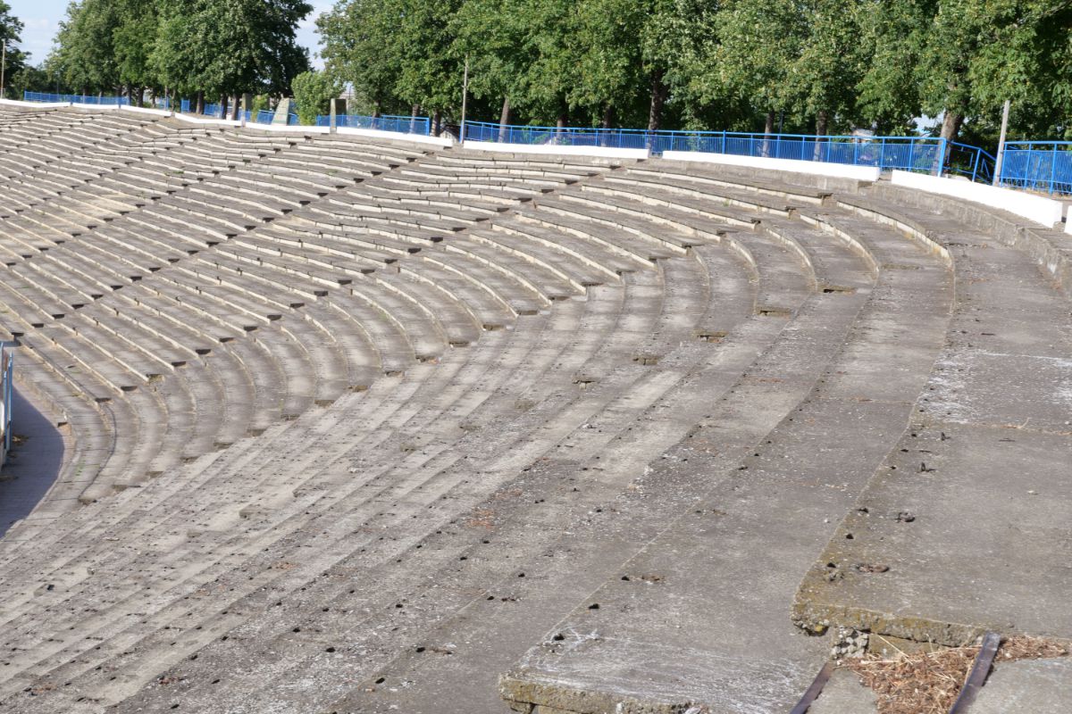 Stadionul cu 30.000 de locuri din drumul către Marea Neagră » Un colos în stare avansată de degradare: imagini excepționale