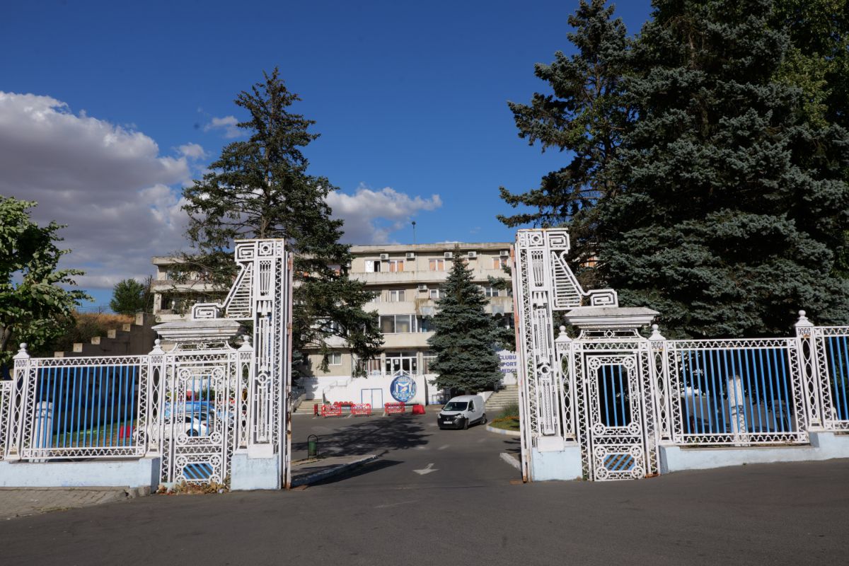 Stadionul cu 30.000 de locuri din drumul către Marea Neagră » Un colos în stare avansată de degradare: imagini excepționale