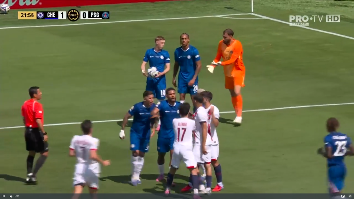 Hakimi și Enzo Fernandez s-au îmbrâncit pe gazon după golul lui Palmer din PSG - Chelsea